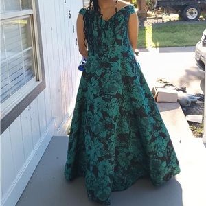 Elegant Beautiful Prom Dress only worn once with no imperfections